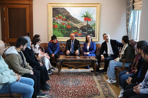Valimiz Birol Ekici Kütüphaneler Haftası Etkinlikleri Kapsamında En Çok Kitap Okuyan Üyeleri Tebrik Ederek 'Yılın Okuru' Ödüllerini Takdim Etti