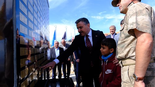 VALİ ATAY CUDİ DAĞINDAKİ ŞEHİTLİK ANITI’NIN AÇILIŞINI GERÇEKLEŞTİRDİ