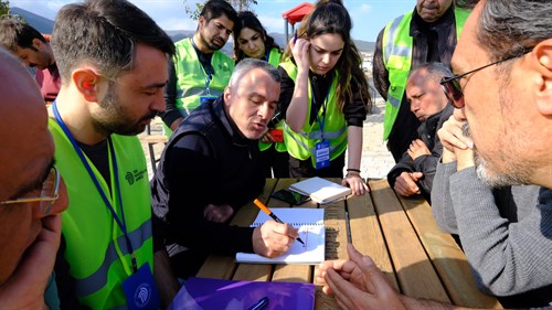 Valimiz Sayın Osman Bilgin, Nurdağı'nda Depremzedelere Yardım Elini Uzatan Türk Psikologlar Derneğinin Gönüllü Psikologları ile Bir Araya Geldi
